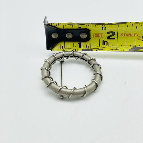Wire Wrapped Wreath Pin Silver Tone Winter Holiday Christmas Classic Career LARP - Picture 6 of 6